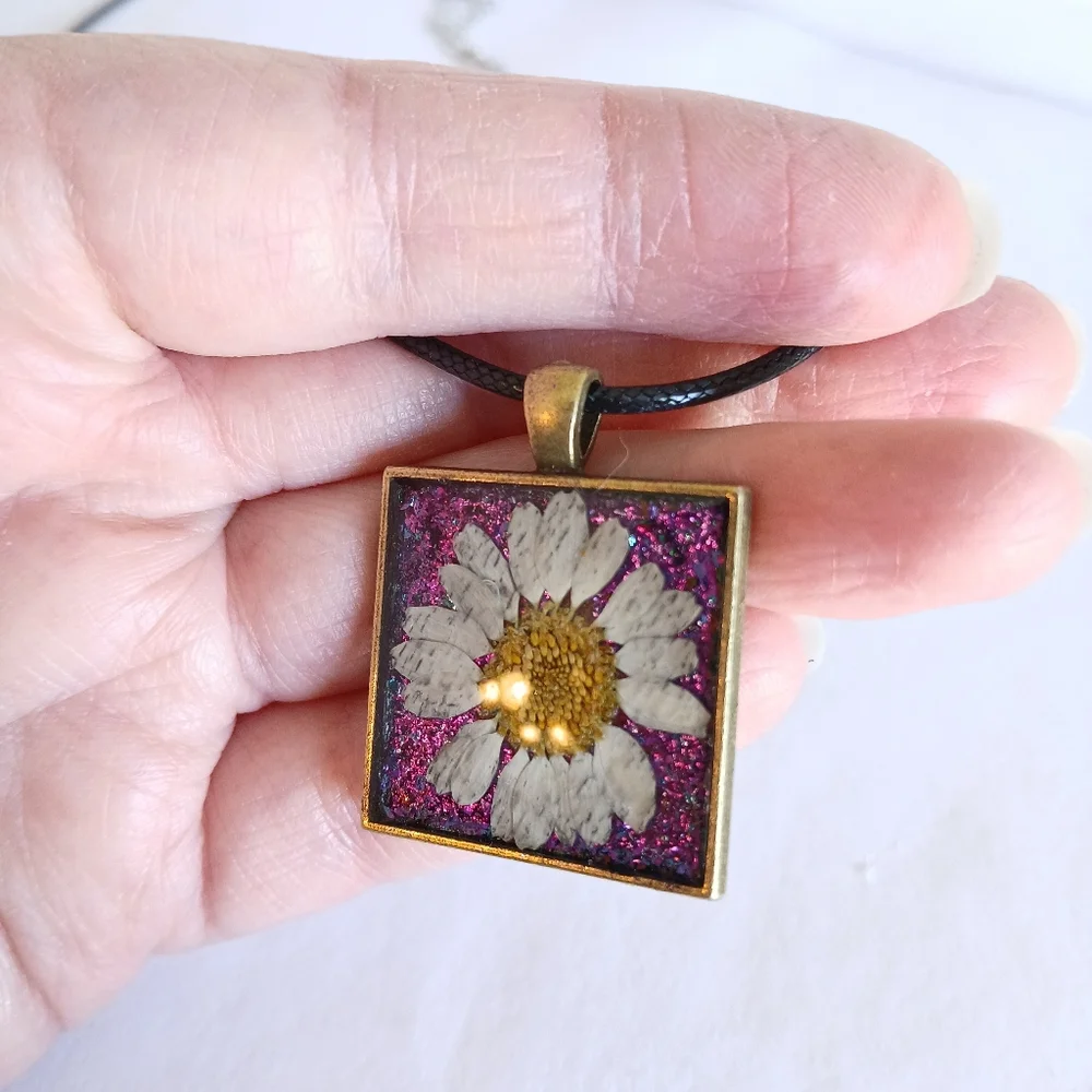 Rainbow color shift white daisy flower bronze pendant on black cord necklace new - Picture 6 of 8